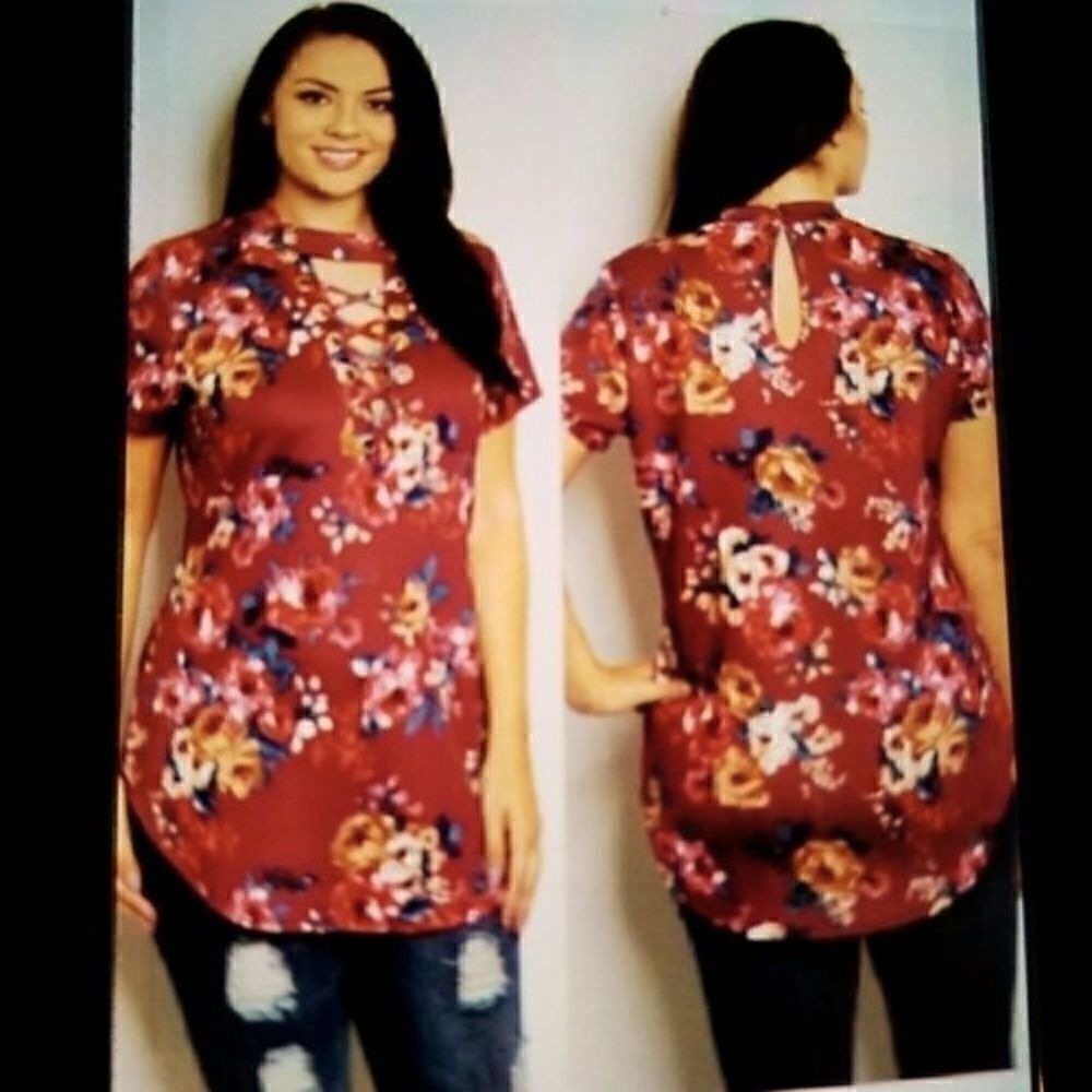 🤩🤩🤩HOST PICK 2025!🤑 🥂🥂🥂🏆🏆🏆WINE COLORED SMOCK LACE UP FLORAL PRINT TOP! - Picture 2 of 8